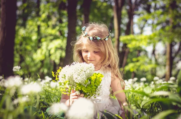 Menina com flores — Fotografia de Stock