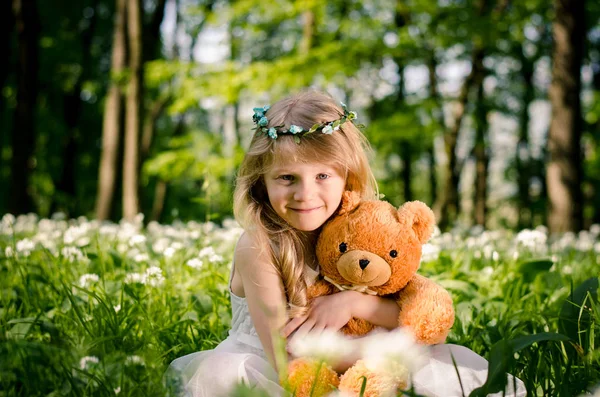 Fille avec ours en peluche — Photo