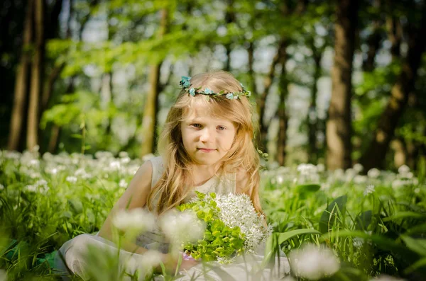 Criança na primavera na floresta — Fotografia de Stock