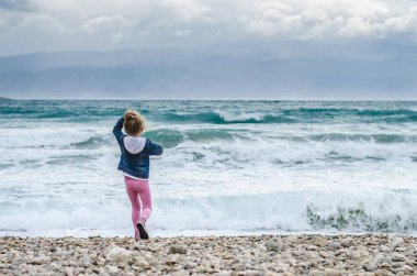 Deniz kenarında yabani hava durumu