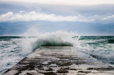 kayalık mol su sıçrama