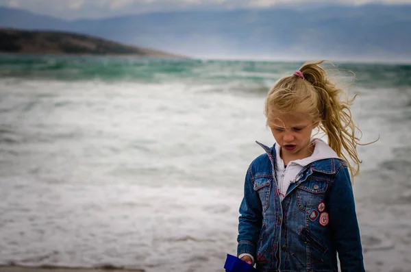 Portret dziewczyny w złych warunkach pogodowych na morzu — Zdjęcie stockowe