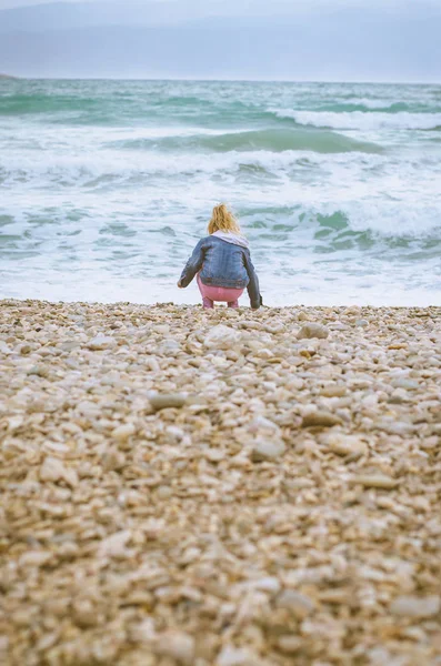 Stenstranden och rocky havet — Stockfoto