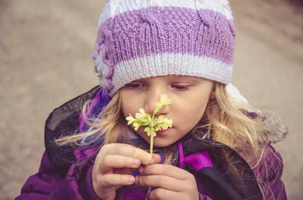 Mädchen riecht Blume — Stockfoto