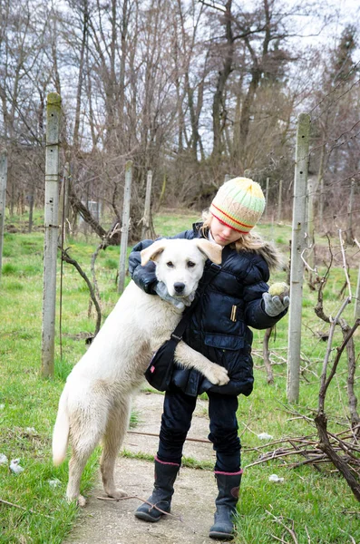 Criança com cão — Fotografia de Stock