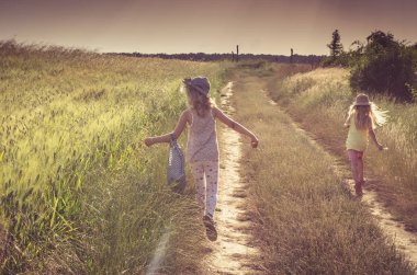 romantik kırsal yolunda yürüyüş