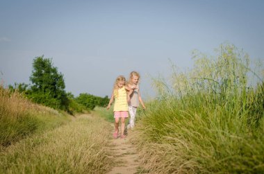 mutlu bir çocukluk oynamak