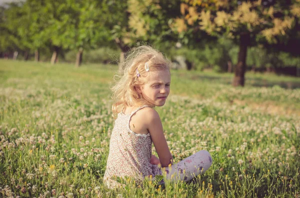 Lonely girl in green spring meadow — Stock Photo, Image