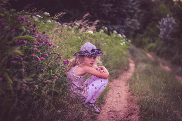 Menina solitária no caminho rural — Fotografia de Stock