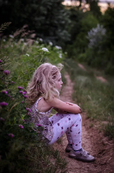Meisje in de natuur — Stockfoto
