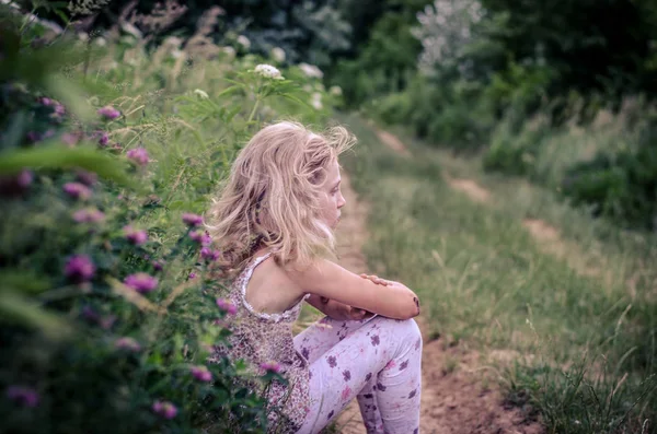 Osamělá dívka v venkovské cestě — Stock fotografie