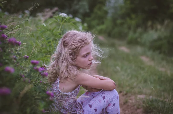 Einsames Mädchen auf dem Land — Stockfoto