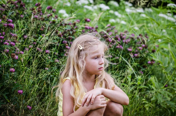 Lonely girl in rural path — Stock Photo, Image