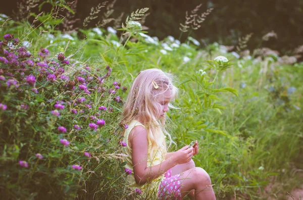 Kız kırsal yolundaki