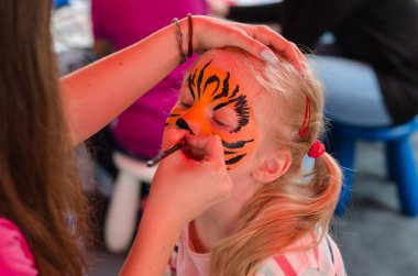 Çocuk yüz boyama ile