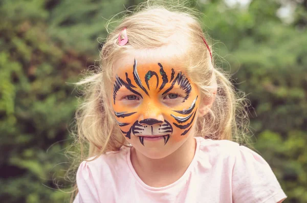 Niño con cara de tigre pintura —  Fotos de Stock