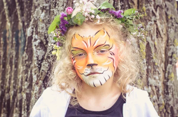 Niño con cara de tigre pintura —  Fotos de Stock