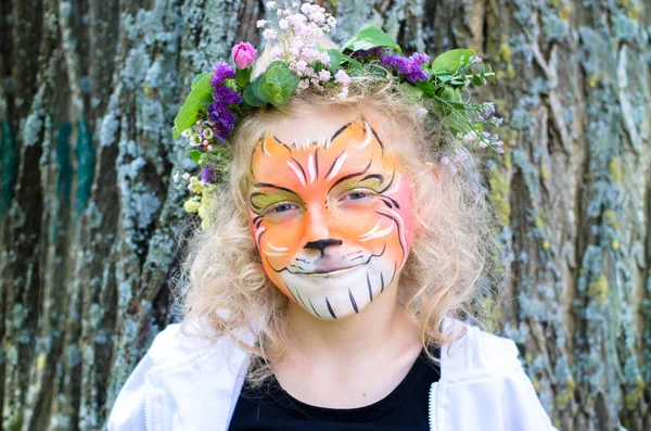 kid with tiger face painting