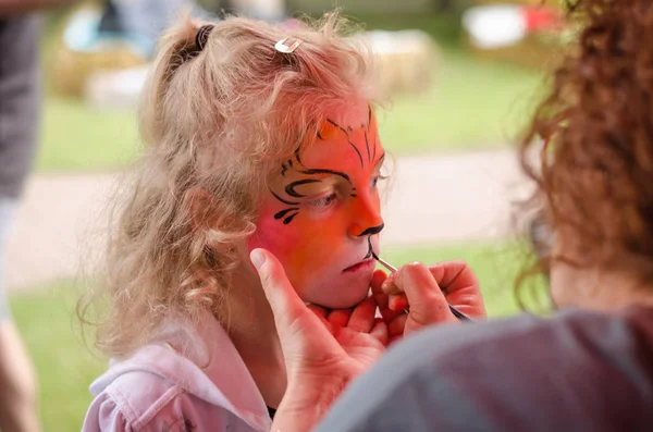 Child with tiger face painting — Stock Photo, Image