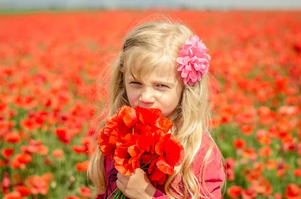 Ребенок держит цветы — стоковое фото