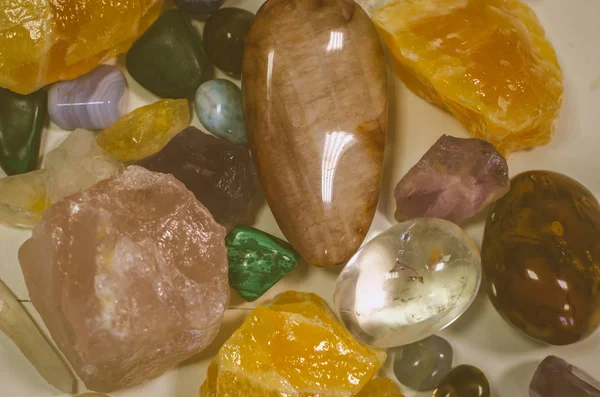 Mistura de pedras preciosas coloridas — Fotografia de Stock