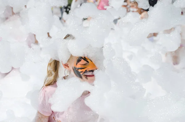 Diversión en fiesta de espuma — Foto de Stock