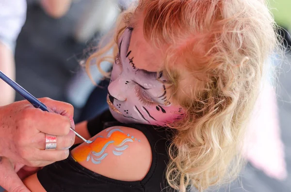 Girl with painted body art — Stock Photo, Image