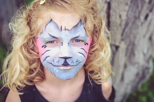 Criança com pintura facial de gatinho — Fotografia de Stock