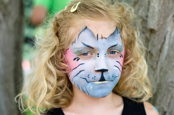 Barn med kitty ansiktsmålning — Stockfoto