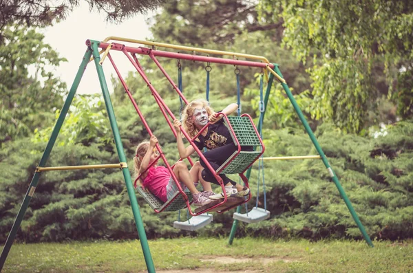 Niños Pequeños Divirtiéndose Balanceándose Parque — Foto de Stock