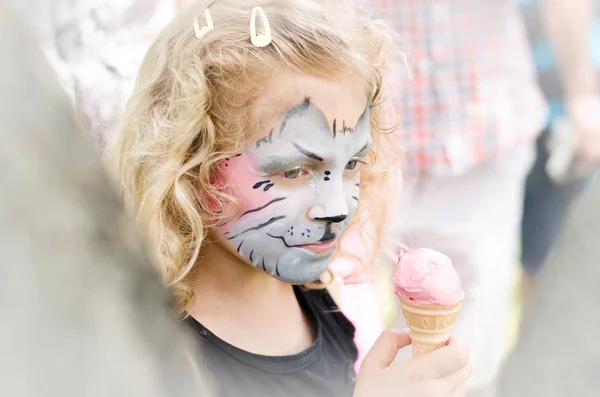 Niño con la cara de gatito-pintura y helado — Foto de Stock