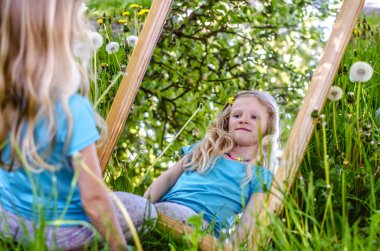 güzel kız aynada yansıması