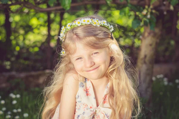 Happy smiling blond girl portrait — Stock Photo, Image