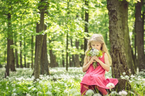 Ormandaki küçük kız — Stok fotoğraf