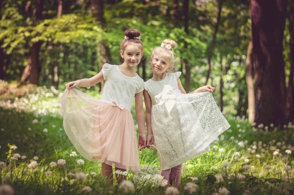Meninas bonitos na floresta — Fotografia de Stock