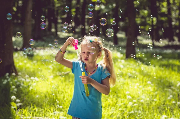 Malá holčička dělá mýdlové bubliny — Stock fotografie