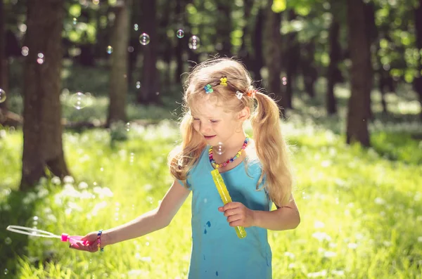Kleines Mädchen beim Seifenblasen machen — Stockfoto