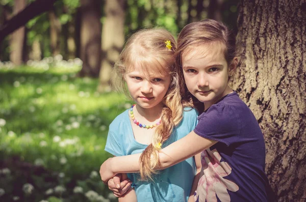 Blond och brunhåriga liten flicka — Stockfoto