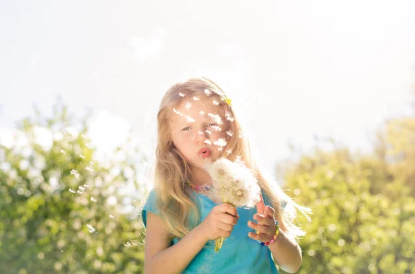 Mooi Meisje Met Gesloten Ogen Lang Blond Haar Waait Witte — Stockfoto