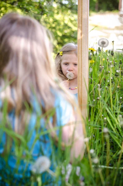 Meisje in spiegel reflectie — Stockfoto