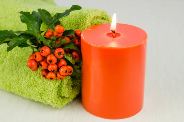 Оранжевый горящая свеча натюрморт — стоковое фото