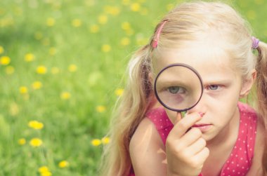 Büyüteç ile çocuk