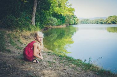 nehir kenarında evlat