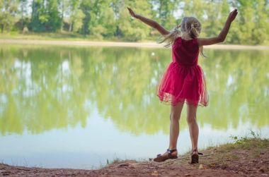 Nehrin yanında güzel çocuk