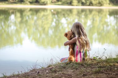 kayıp kız onun oyuncak ayı sarılma havuz