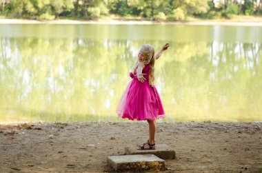 Nehrin yanında güzel çocuk