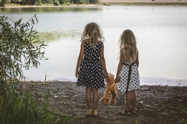 nehir kenarında bekliyor