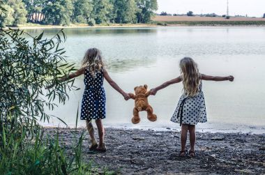 oyuncak ayı oyuncak ile dans kızı