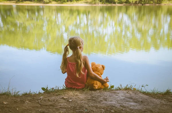 Bella ragazza e orsacchiotto — Foto Stock