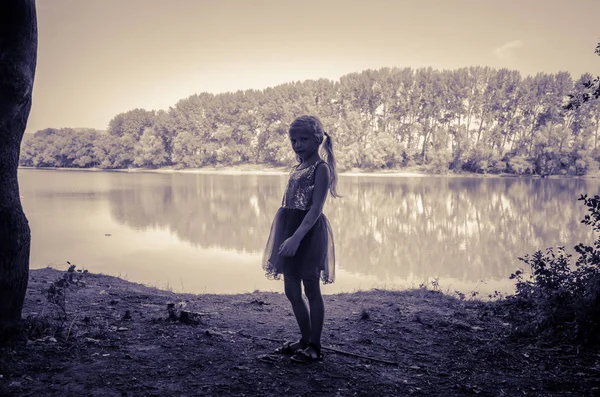 Ein Mädchen Das Allein Fluss Steht — Stockfoto